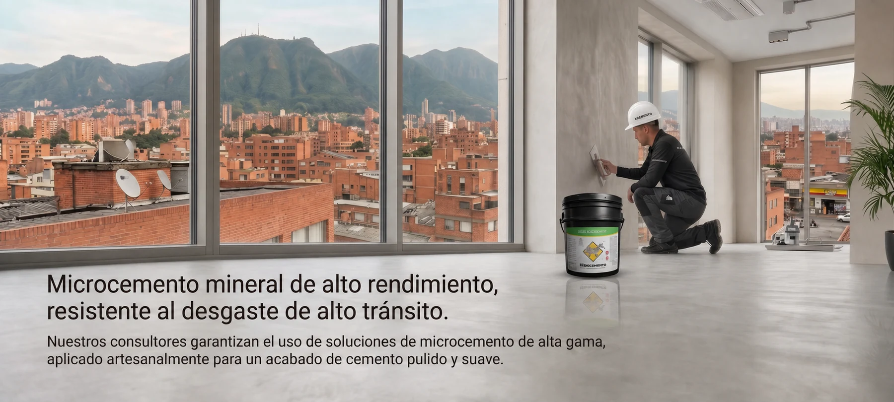 Aplicación conceptual de microcemento en un interior con vista urbana de Bogotá